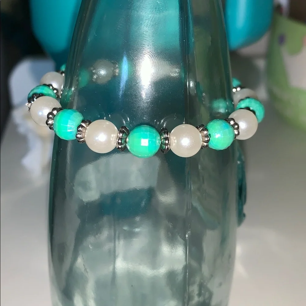 Iridescent teal, Pearl and Silver Beaded stretch Bracelet